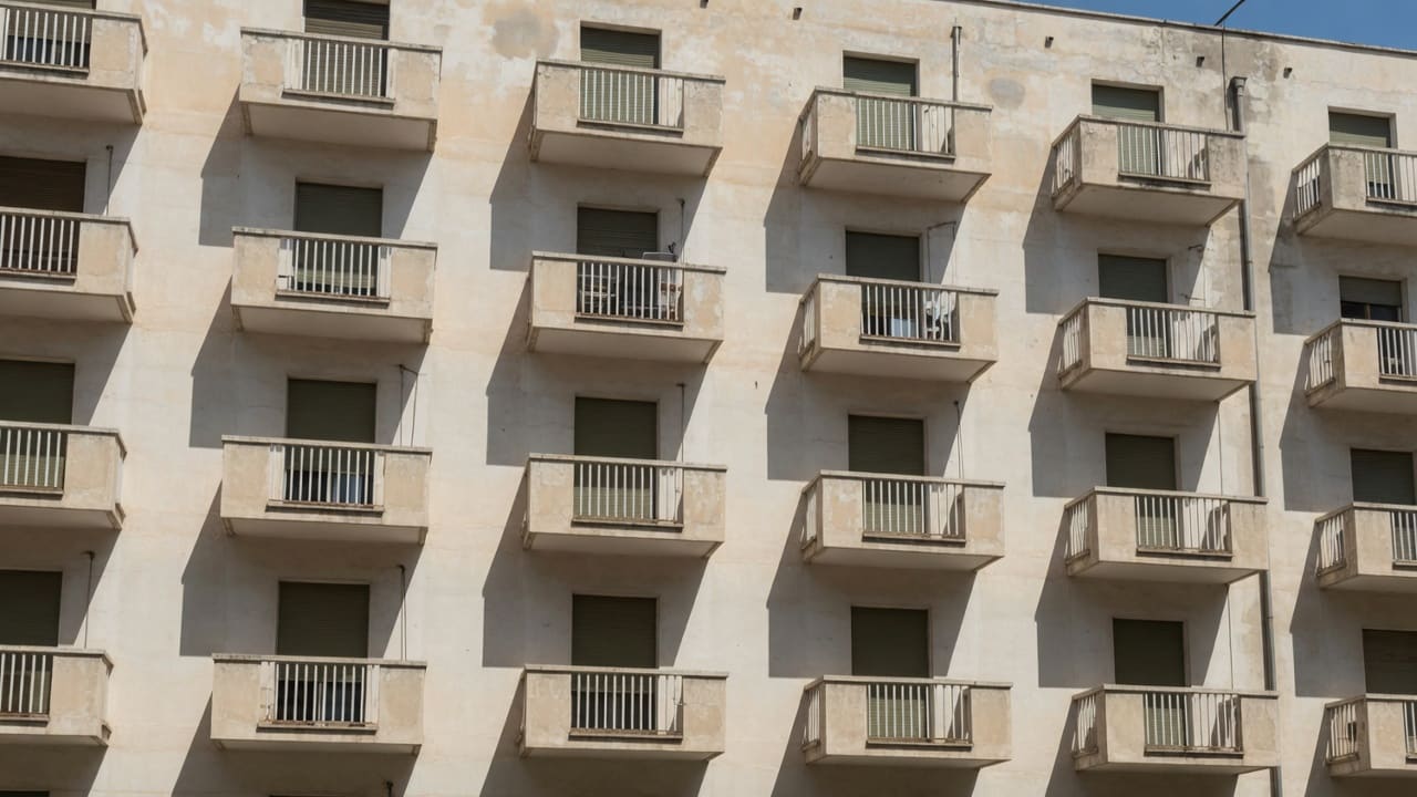 חזית בלוק מגורים באור צהריים (בעזרת AI)