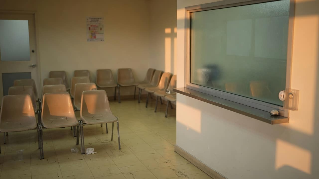 חדר המתנה ריק בקופת חולים ישראלית באור אחר צהריים, בלי אנשים ובלי מספרים (בעזרת AI)
