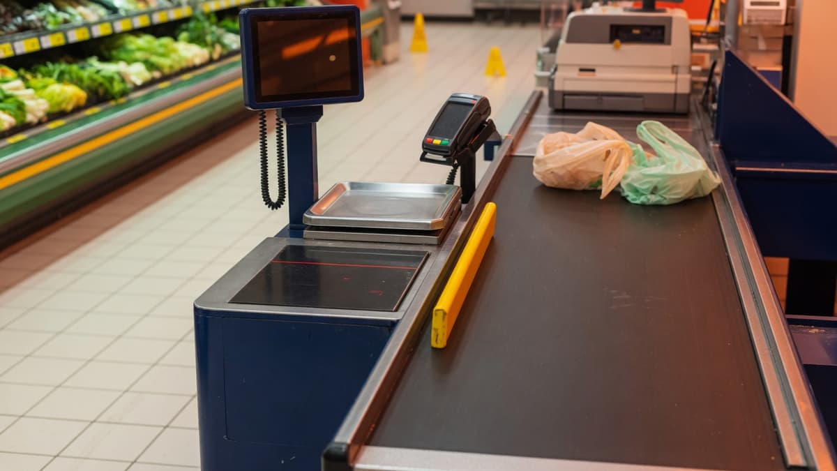 קופה ריקה בסופר, מבט מעל הכתף באלכסון (בעזרת AI)