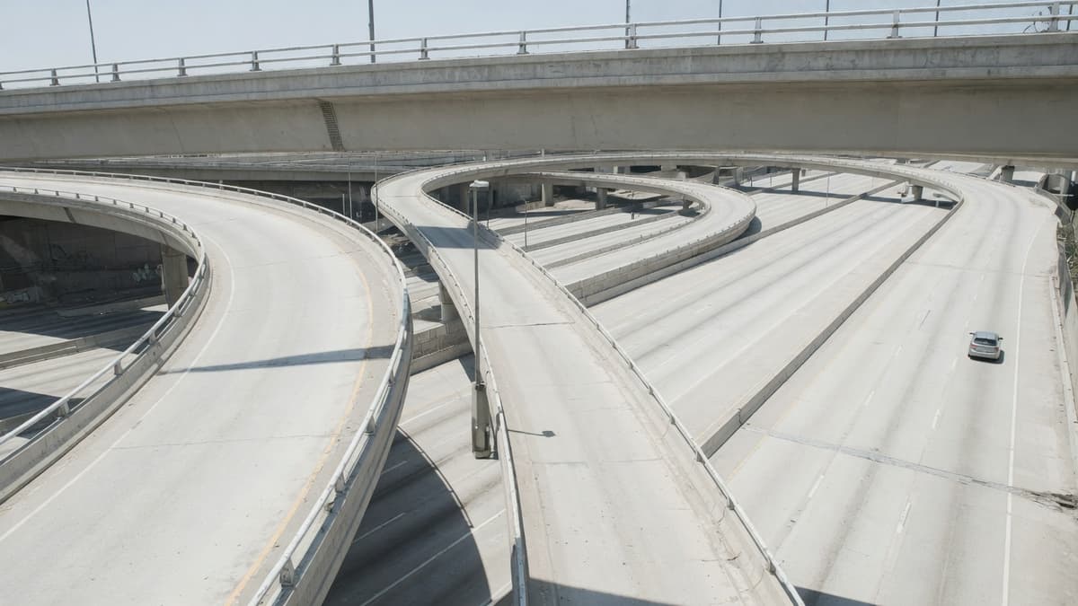 מחלף בטון בצהריים חזקים, בלי אנשים ובלי מספרים (בעזרת AI)